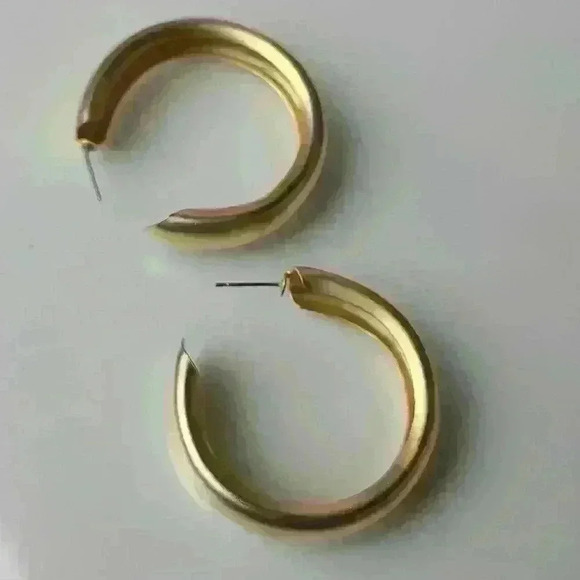 Gold tone earrings - Picture 6 of 14